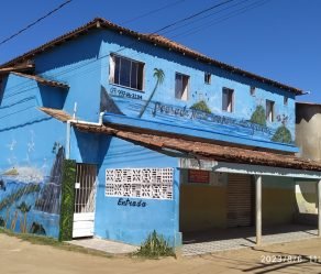 A Pousada Nossa Senhora das Graças, em Povoação, é o refúgio ideal para quem busca simplicidade, acolhimento e tranquilidade. Com um ambiente familiar e confortável, a pousada oferece a sensação de estar em casa, perfeita para descansar e recarregar as energias longe do estresse do dia a dia. Localizada em uma região privilegiada, permite fácil acesso aos principais pontos da Vila, garantindo praticidade sem abrir mão do sossego. A segurança e o atendimento atencioso tornam a estadia ainda mais agradável, proporcionando confiança e bem-estar aos hóspedes. Tudo isso com um excelente custo-benefício, ideal para quem deseja qualidade, conforto e economia em um só lugar. Se você procura um lugar simples, acolhedor e com preço justo, a Pousada Nossa Senhora das Graças é a escolha certa!